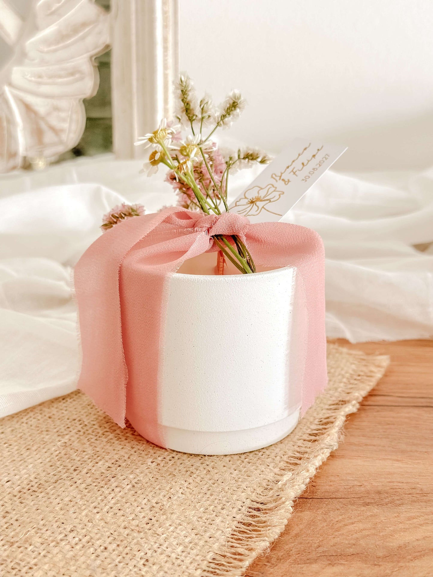 Vela Personalizada para Lembrança de Casamento, Batizado e Eventos | Copo de Cerâmica Branco Fita Rosa | A partir de 7,43€