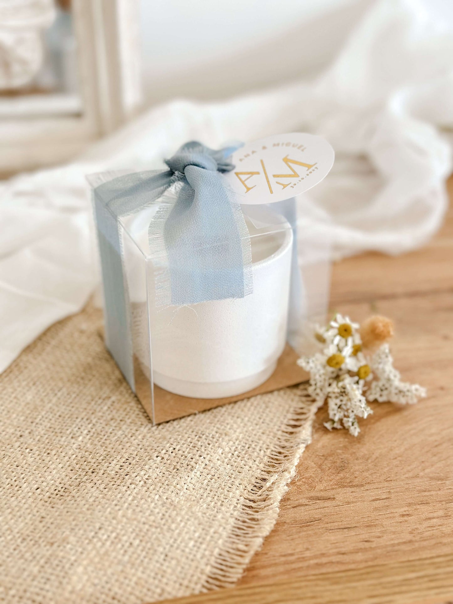 Vela Personalizada para Lembrança de Casamento, Batizado e Eventos | Copo de Cerâmica Branco Fita Azul | A partir de 7,43€