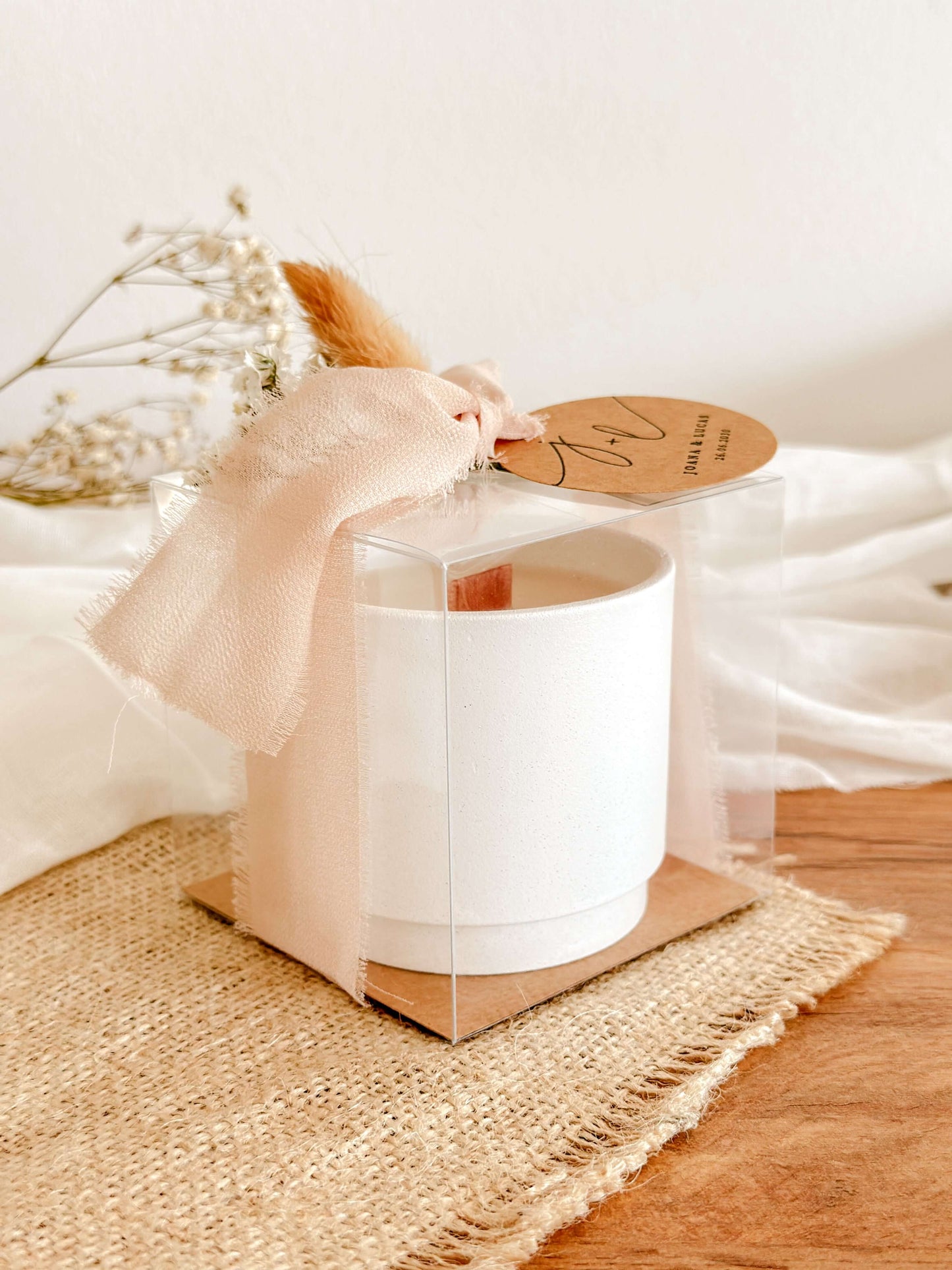 vela lembranca para casamentos, batizados, comunhoes ou eventos corporativos, com flores secas, fita bege, delicado e perfumado