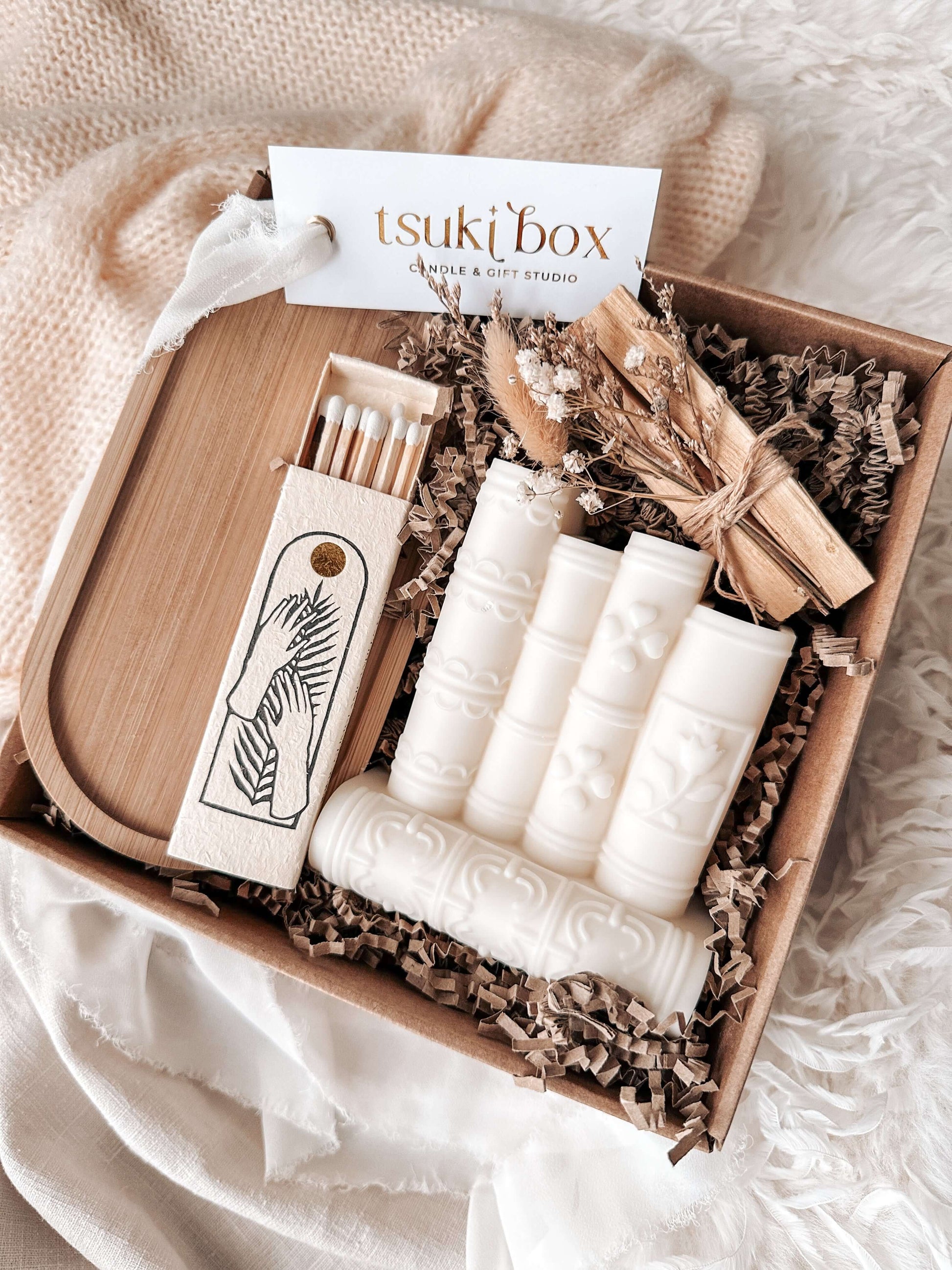 Caixa presente neutra com pau santo floral, fósforos premium e base em madeira