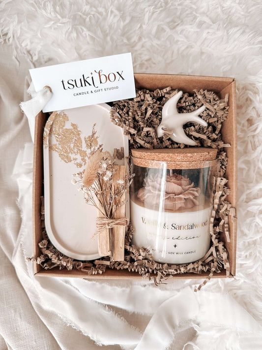 Gift box Golden Bloom com vela artesanal e base com folha de ouro
