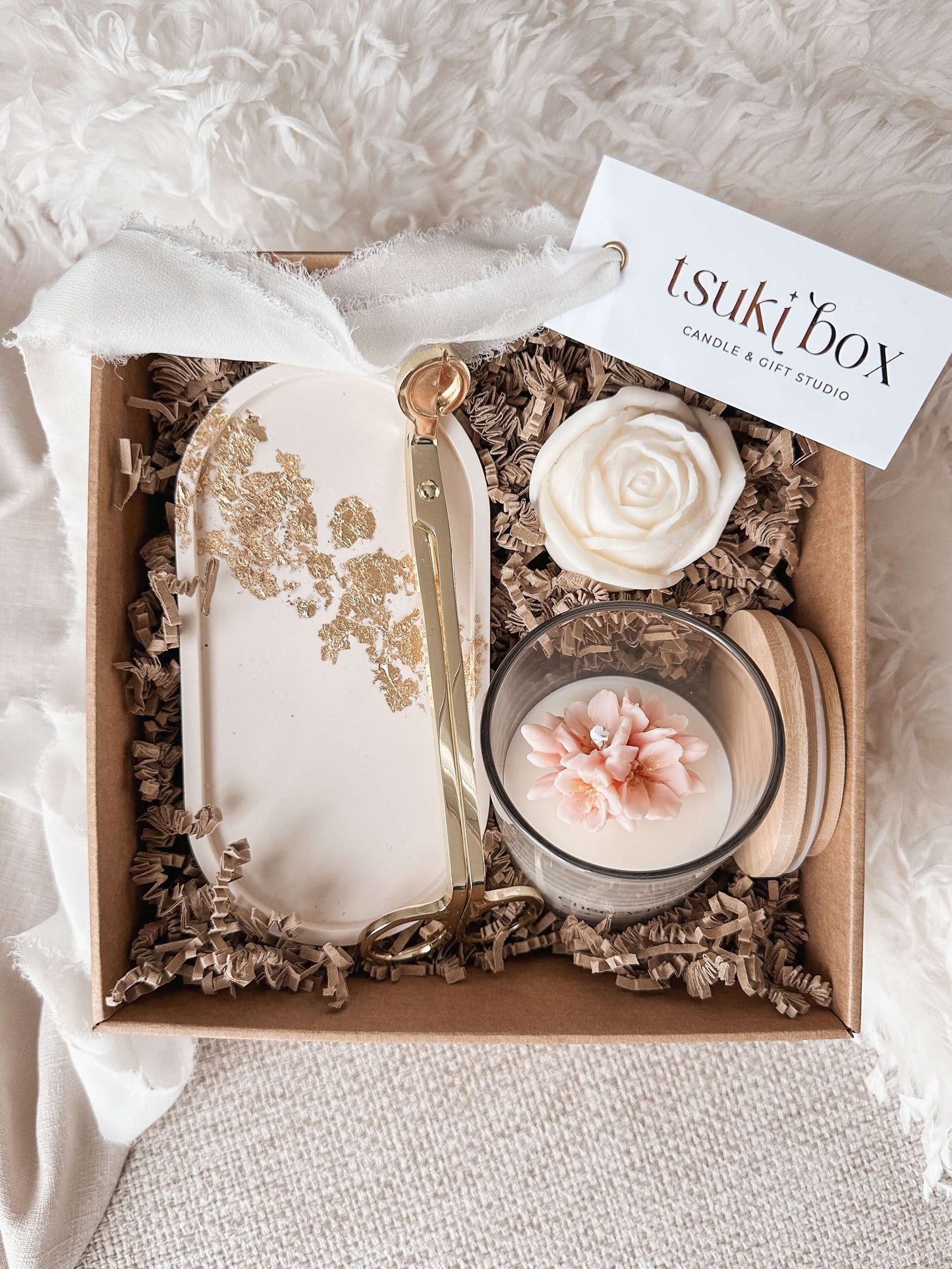 Golden Petals: caixa presente com vela Cherry Blossom, vela rosa, base com folha de ouro e cortador dourado. Delicadeza e elegância em cada detalhe.