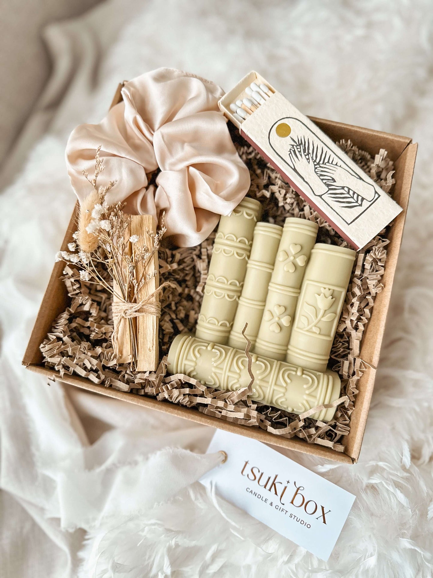 Gift box Botanical Dream com vela livros verde sálvia e acessórios premium