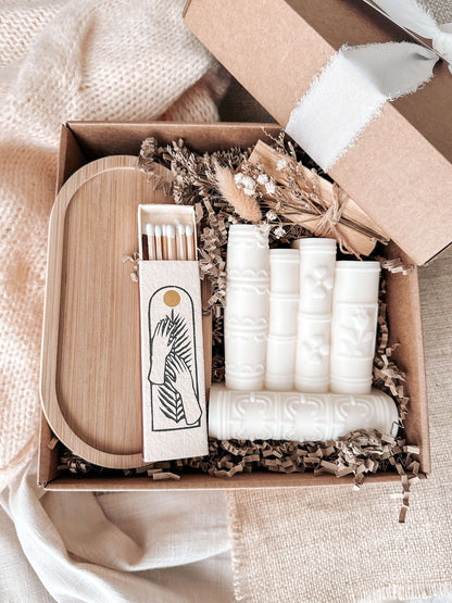 Gift box Sacred Stillness com vela decorativa em forma de livros e acessórios rituais
