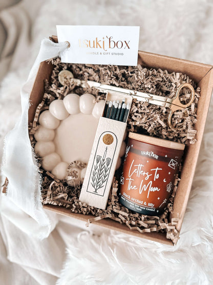 Lunar Glow box pronta a oferecer com vela e acessórios de ritual