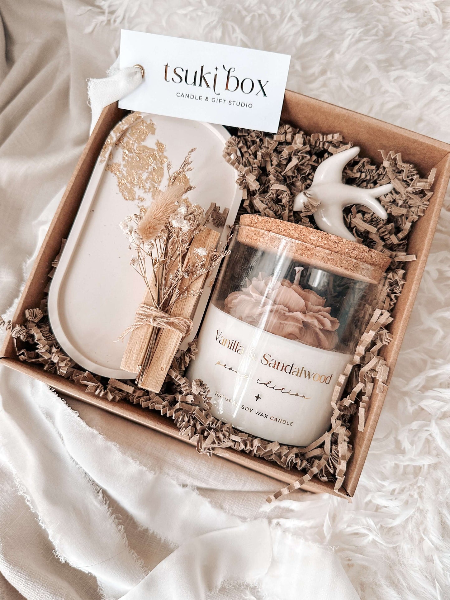 Caixa presente artesanal pronta a oferecer com elementos espirituais