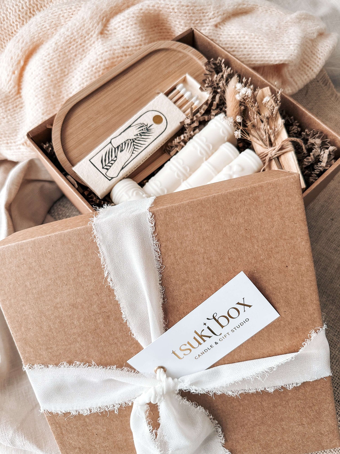 Gift box minimalista branca e madeira, estilo slow living