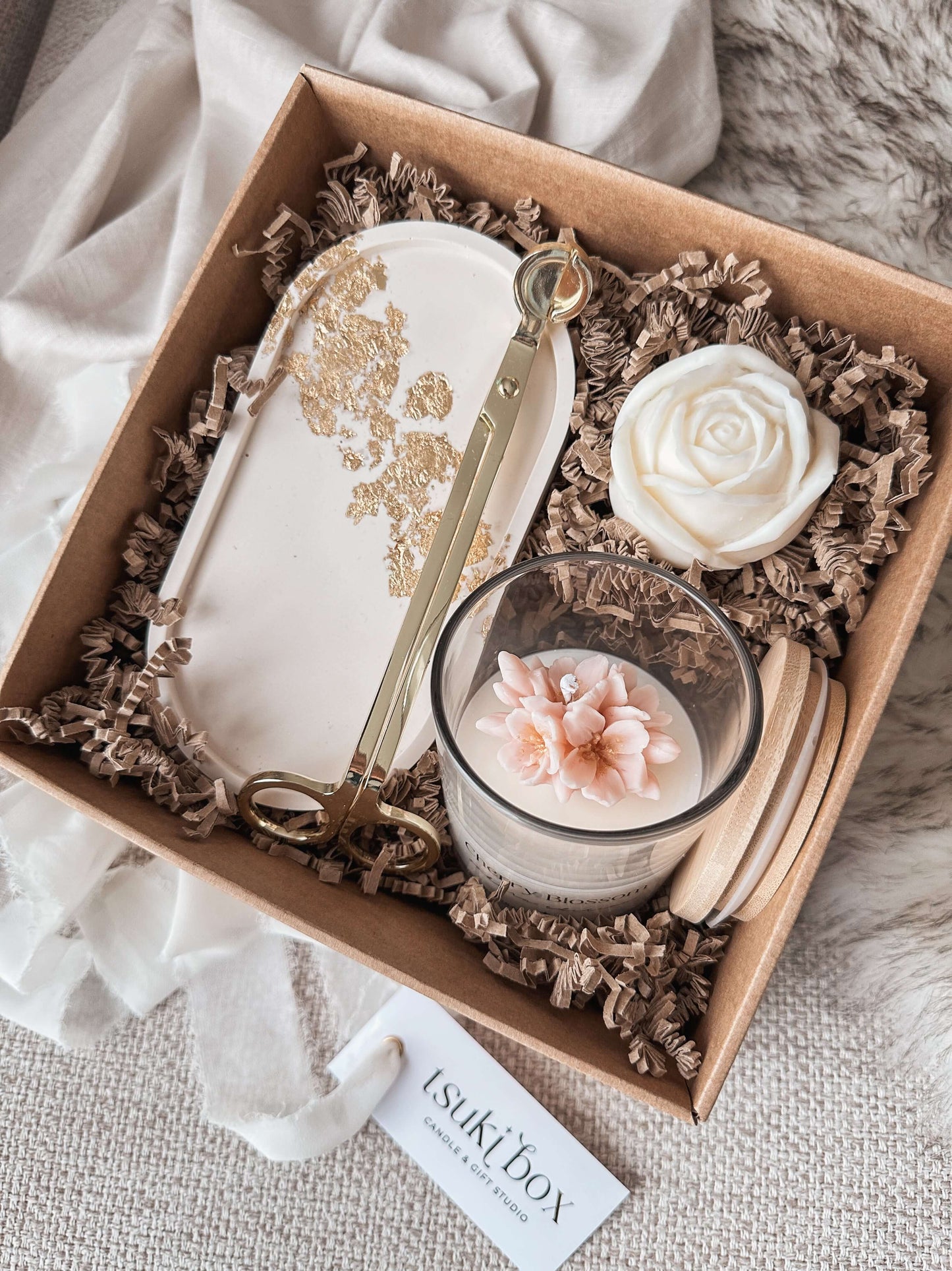 Golden Petals box pronta a oferecer, com inspiração floral e poética