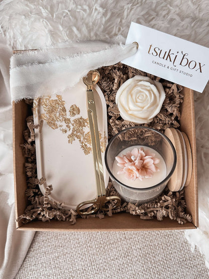 Petals & Glow | Caixa Presente com Vela Artesanal Cherry Blossom | Tsuki Signature Boxes