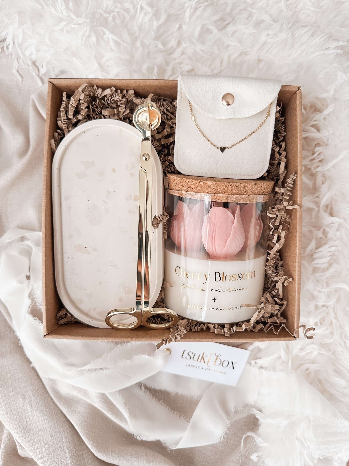 Blooming Hearts Box | Caixa Presente com Vela Artesanal, Pulseira de Corações e Base Oval | Tsuki Signature Boxes
