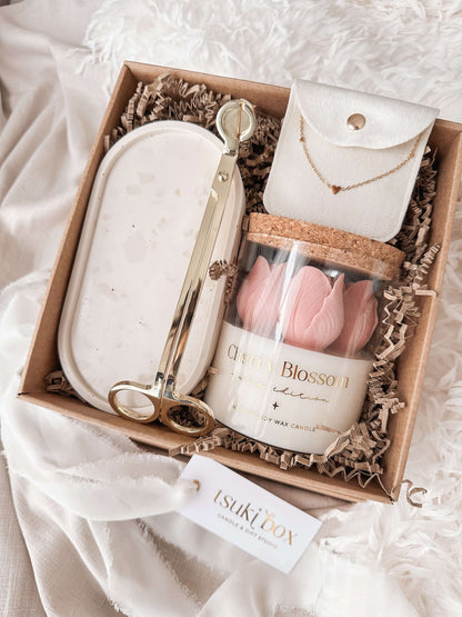 Blooming Hearts Box | Caixa Presente com Vela Artesanal, Pulseira de Corações e Base Oval | Tsuki Signature Boxes
