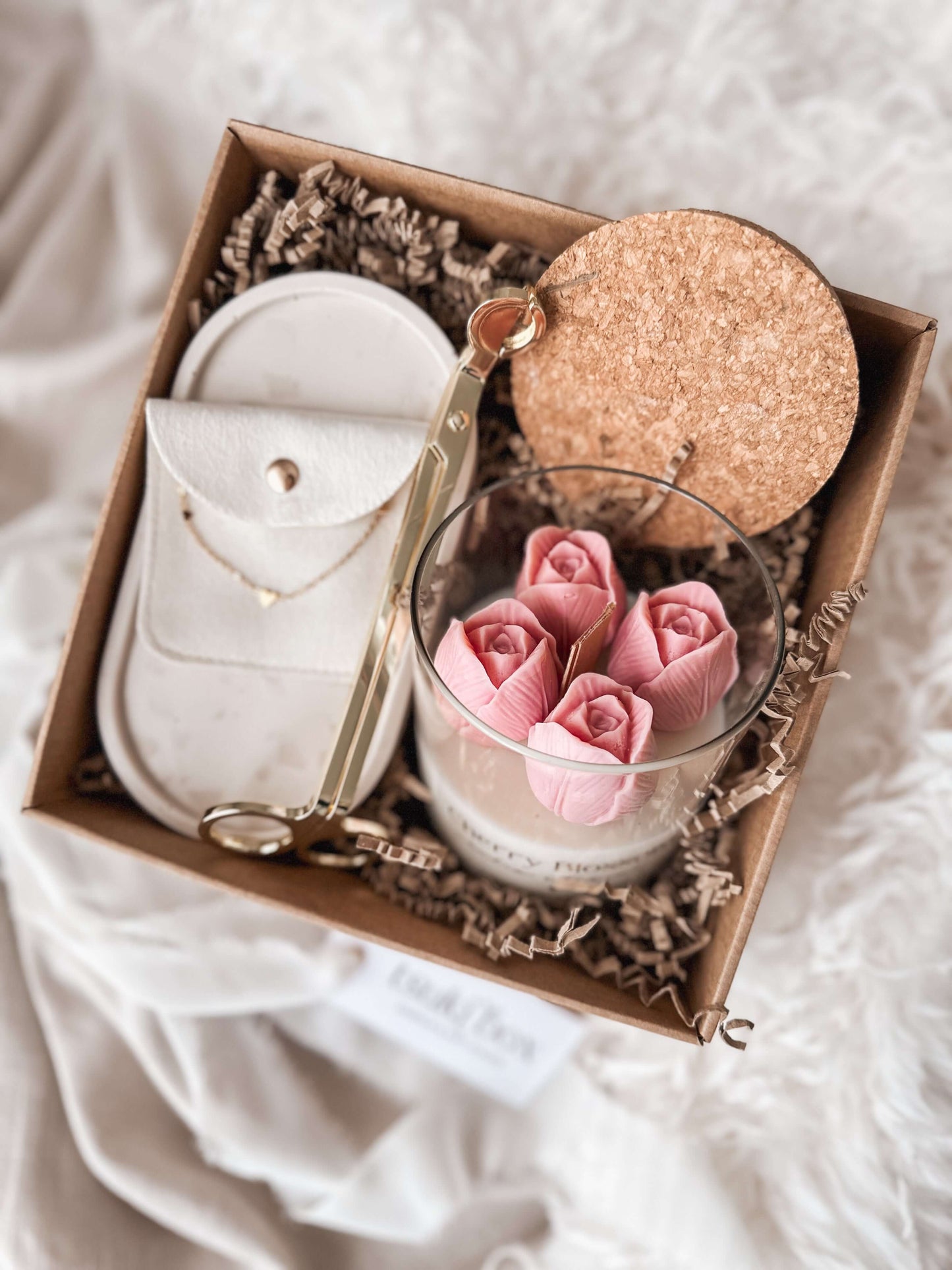 Blooming Hearts Box | Caixa Presente com Vela Artesanal, Pulseira de Corações e Base Oval | Tsuki Signature Boxes