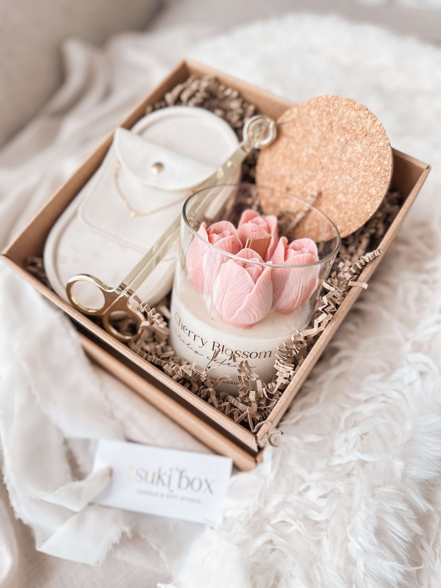 Blooming Hearts Box | Caixa Presente com Vela Artesanal, Pulseira de Corações e Base Oval | Tsuki Signature Boxes