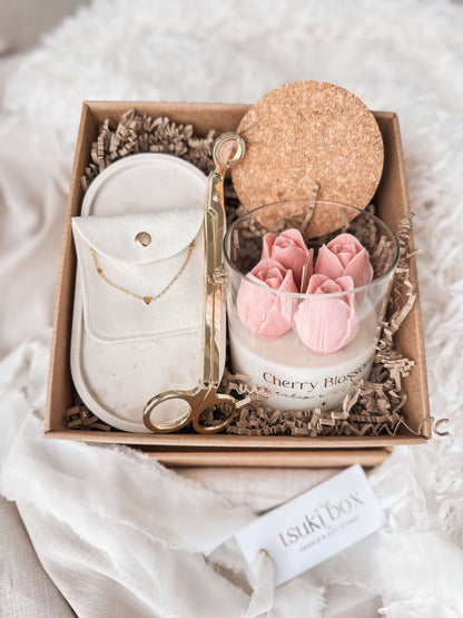 Blooming Hearts Box | Caixa Presente com Vela Artesanal, Pulseira de Corações e Base Oval | Tsuki Signature Boxes