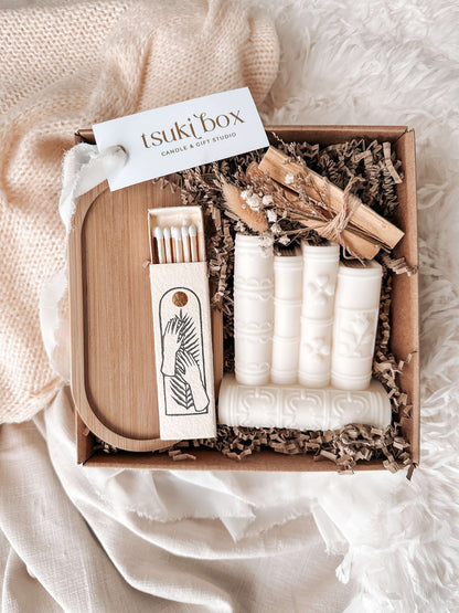 Serenity Box | Caixa Presente com Vela Livros Branca, Base de Madeira e Pau Santo Floral | Tsuki Signature Boxes