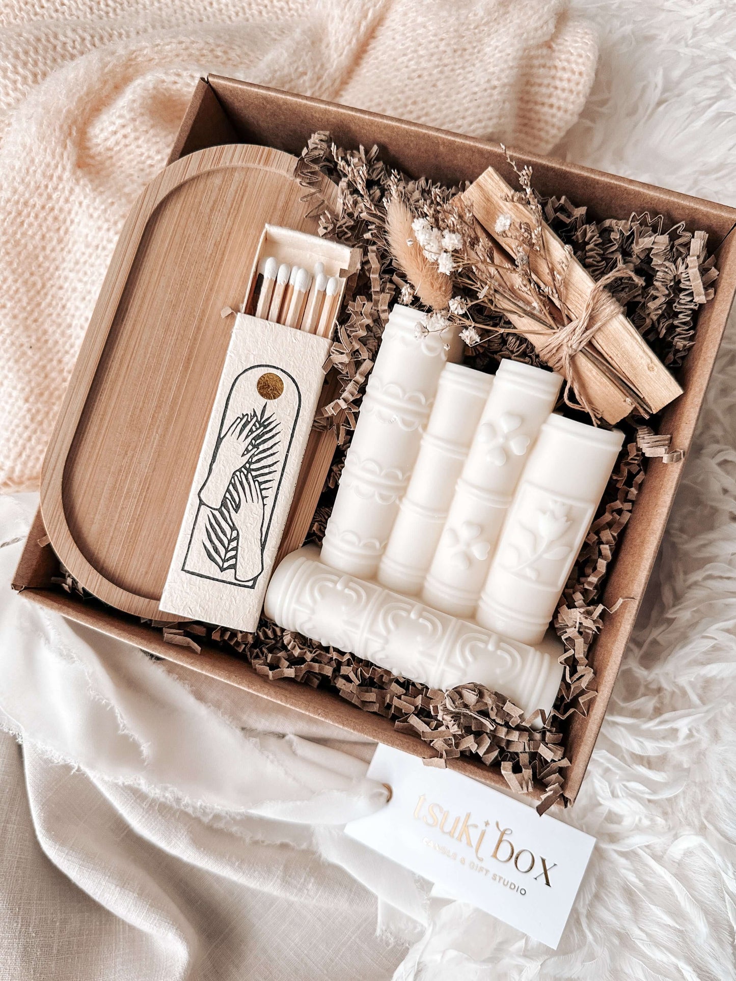 Serenity Box | Caixa Presente com Vela Livros Branca, Base de Madeira e Pau Santo Floral | Tsuki Signature Boxes