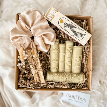 Caixa presente com scrunchie em cetim, pau santo floral e fósforos botânicos