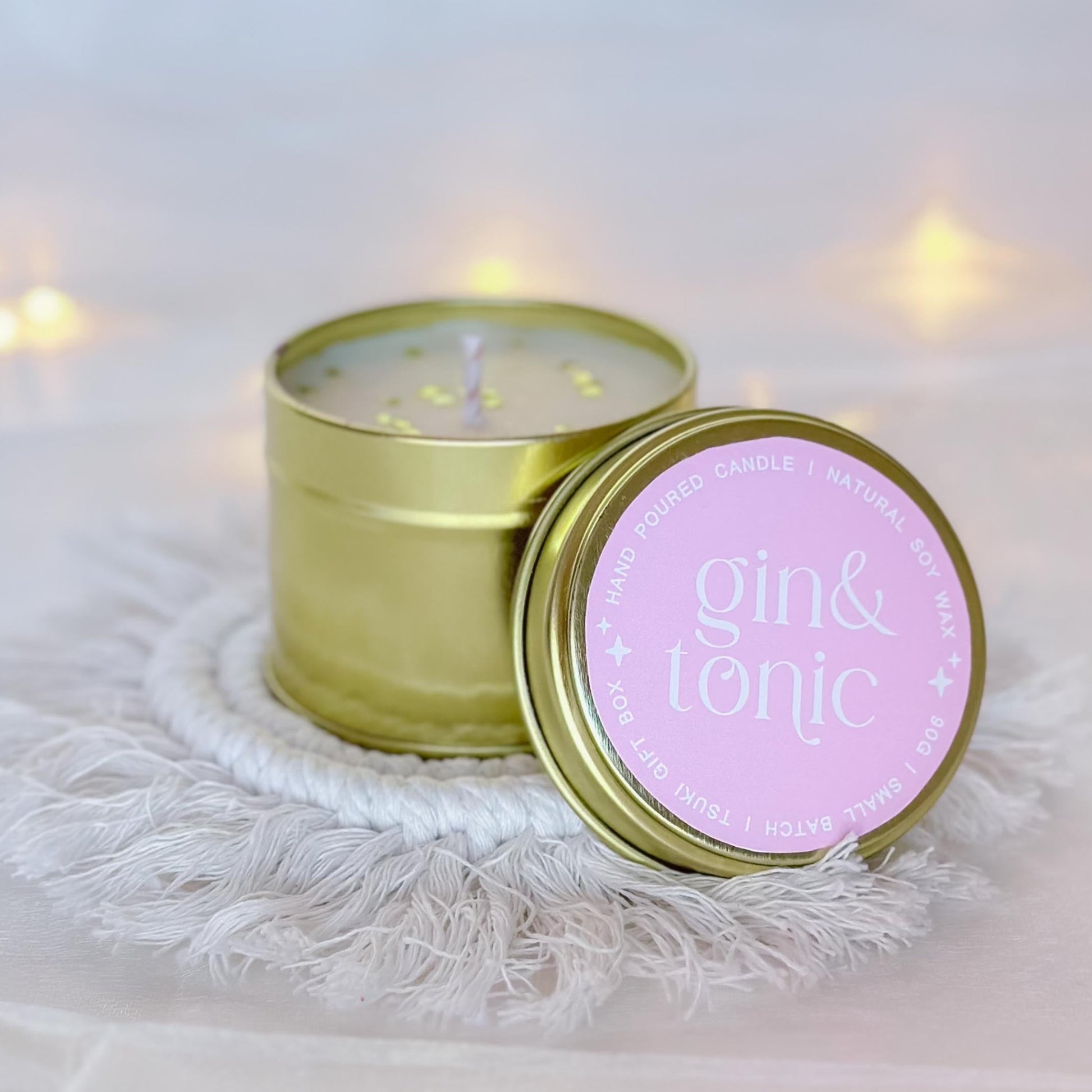 vela de soja artesanal em latinha dourada e rótulo cor de rosa, aroma a gin tónico