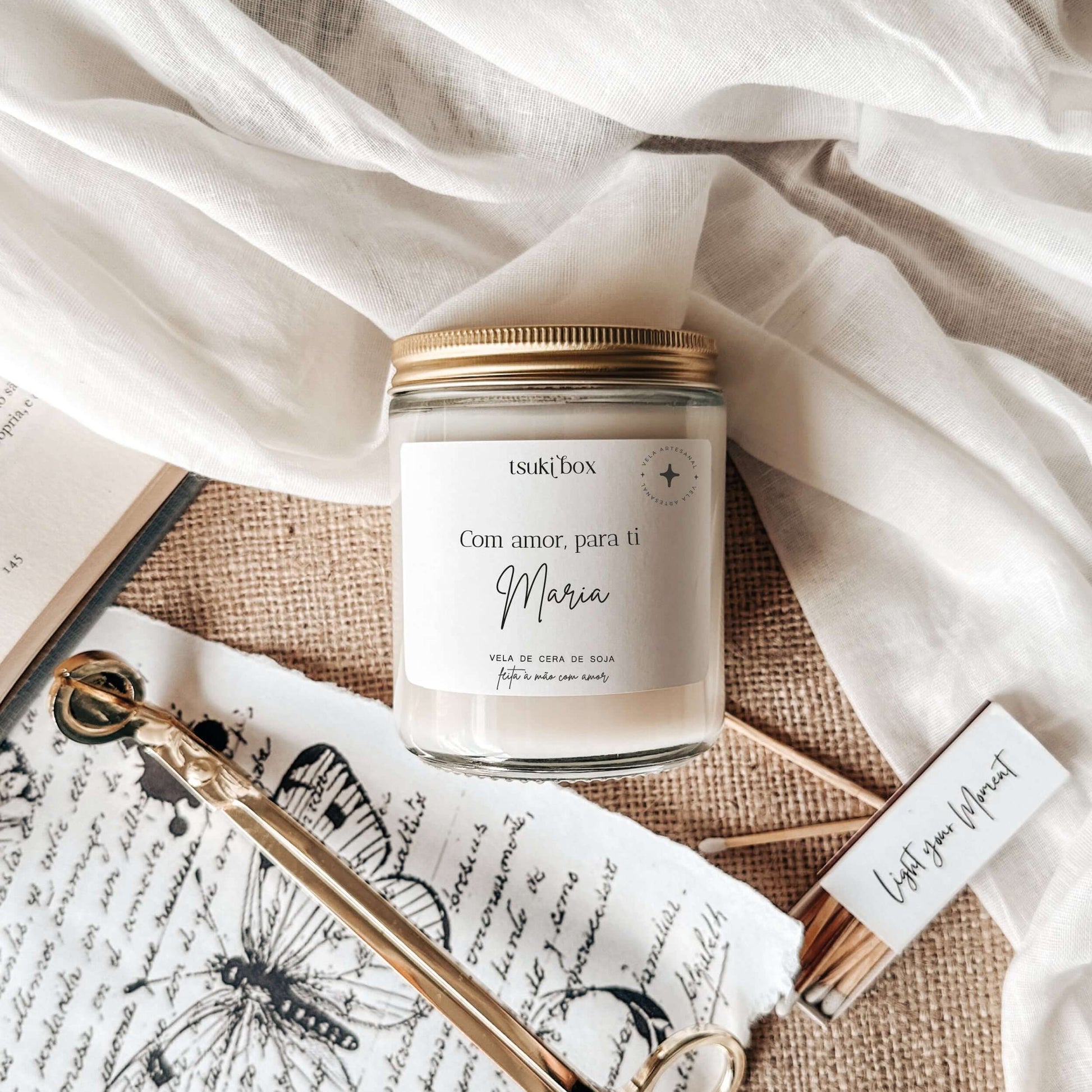 vela de cera de soja em pote de vidro com tampa dourada e rotulo com texto personalizado tsuki box