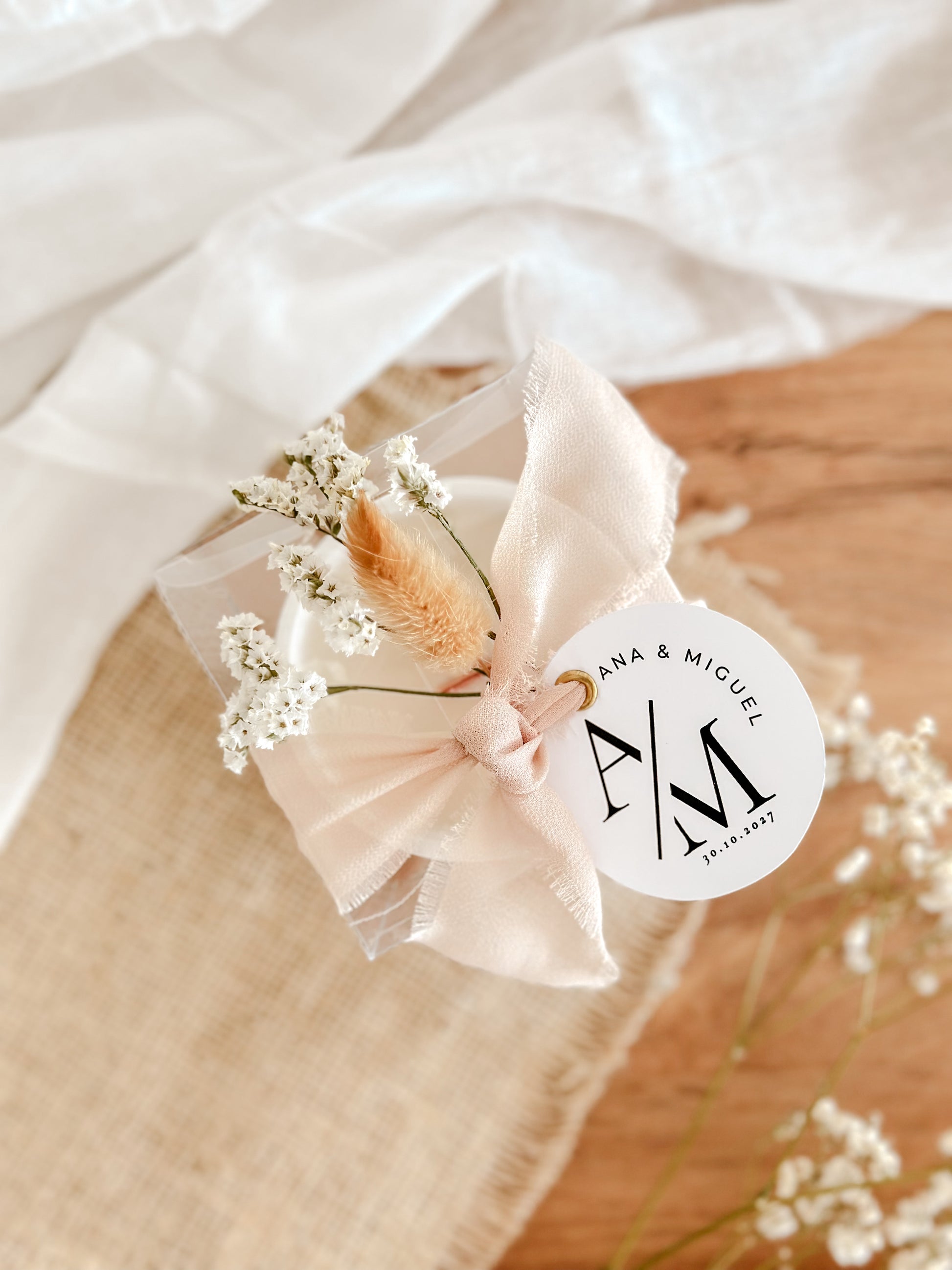 vela lembranca para casamentos, batizados, comunhoes ou eventos corporativos, com flores secas, fita bege, delicado e perfumado