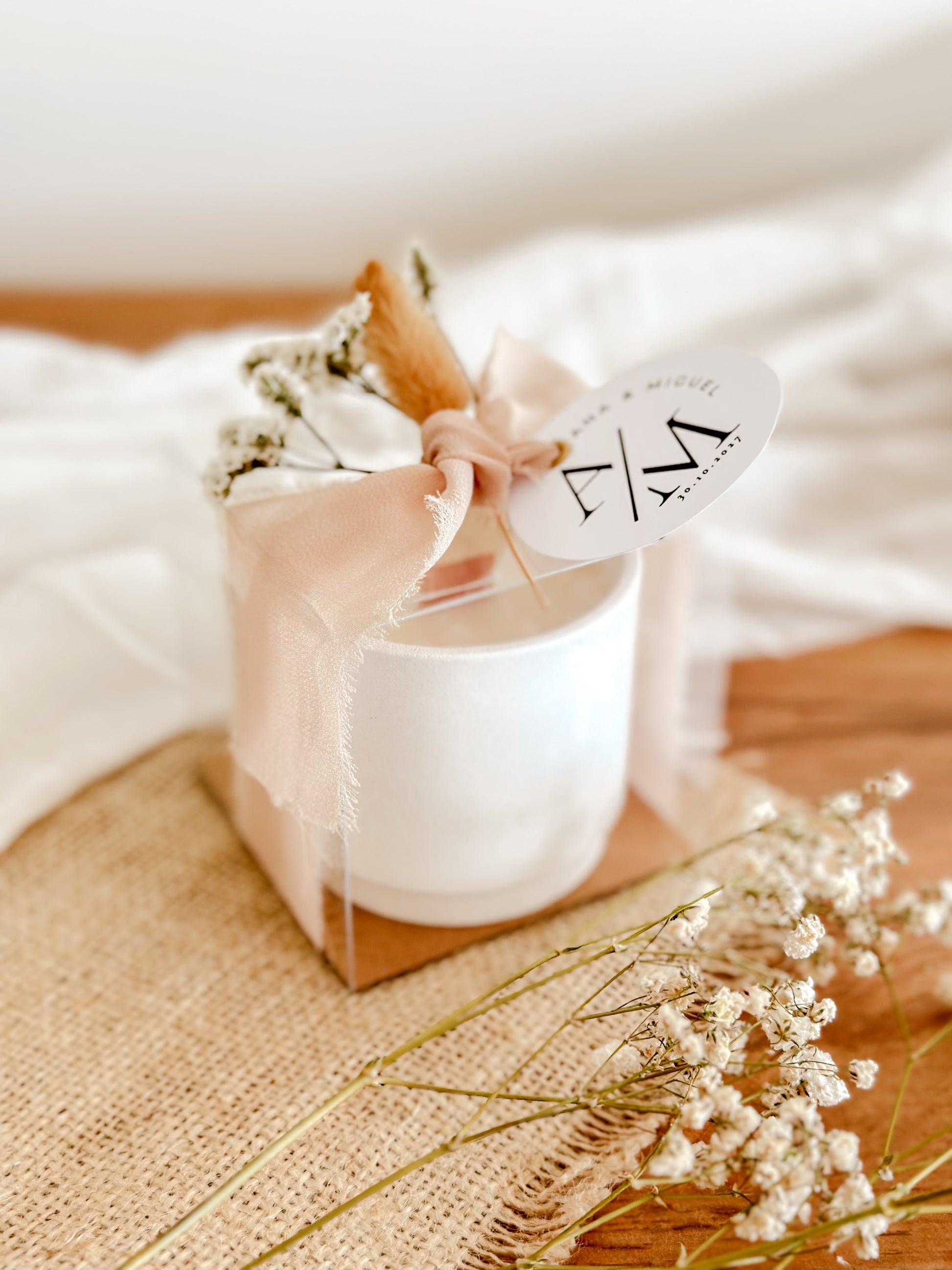 vela lembranca para casamentos, batizados, comunhoes ou eventos corporativos, com flores secas, fita bege, delicado e perfumado
