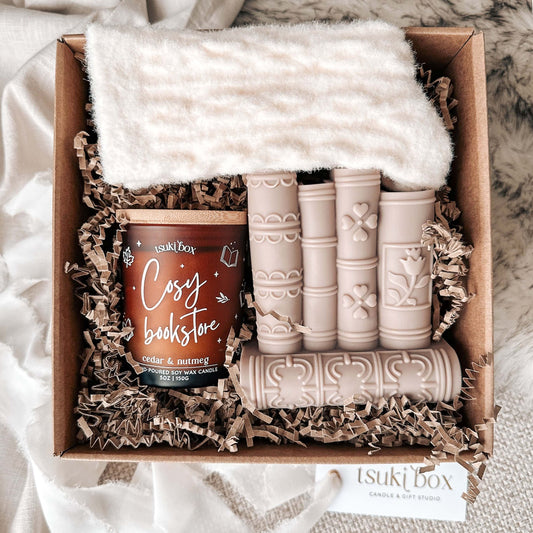 Gift box literária e caixa presente aconchegante, com velas artesanais e meias cosy. Perfeito presente para amantes de livros e slow living