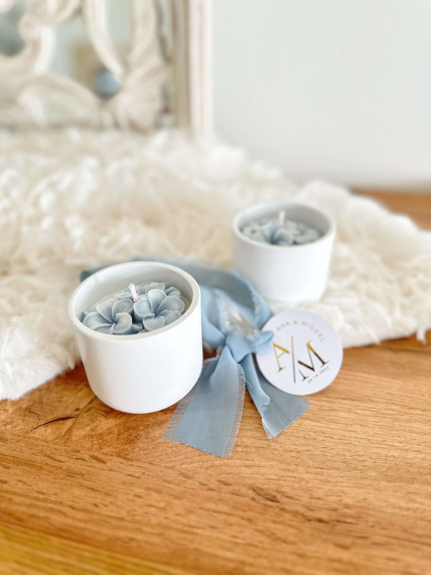velas de soja decoradas com hortensias azuis em copo de ceramica branco, com fita gaze e etiqueta em foil dourada, para lembrança de casamentos, batizados, comunhoes e eventos corporativos