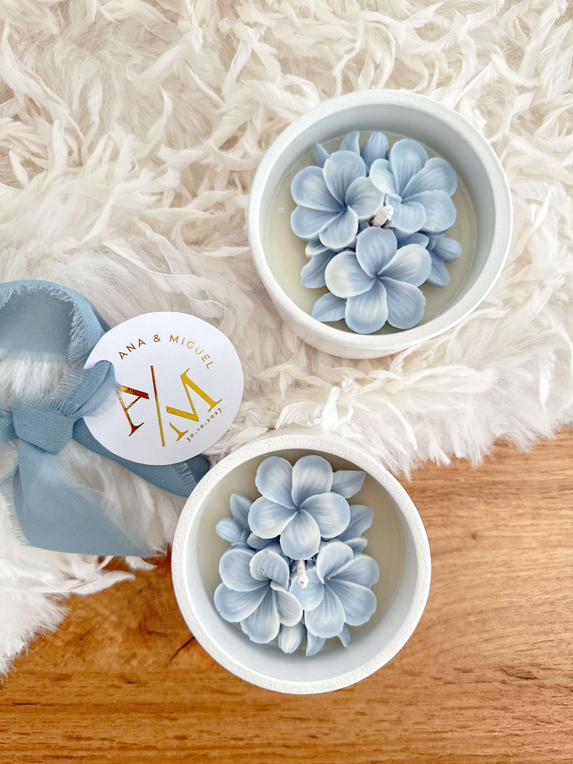 velas de soja decoradas com hortensias azuis em copo de ceramica branco, com fita gaze e etiqueta em foil dourada, para lembrança de casamentos, batizados, comunhoes e eventos corporativos