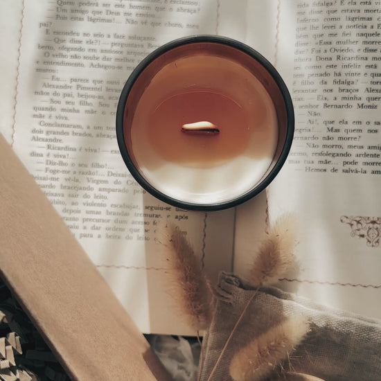 Vela com pavio de madeira a queimar devagar e a crepitar como se fosse uma lareira acesa