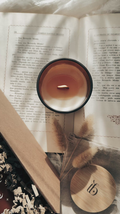 Vela com pavio de madeira a queimar devagar e a crepitar como se fosse uma lareira acesa