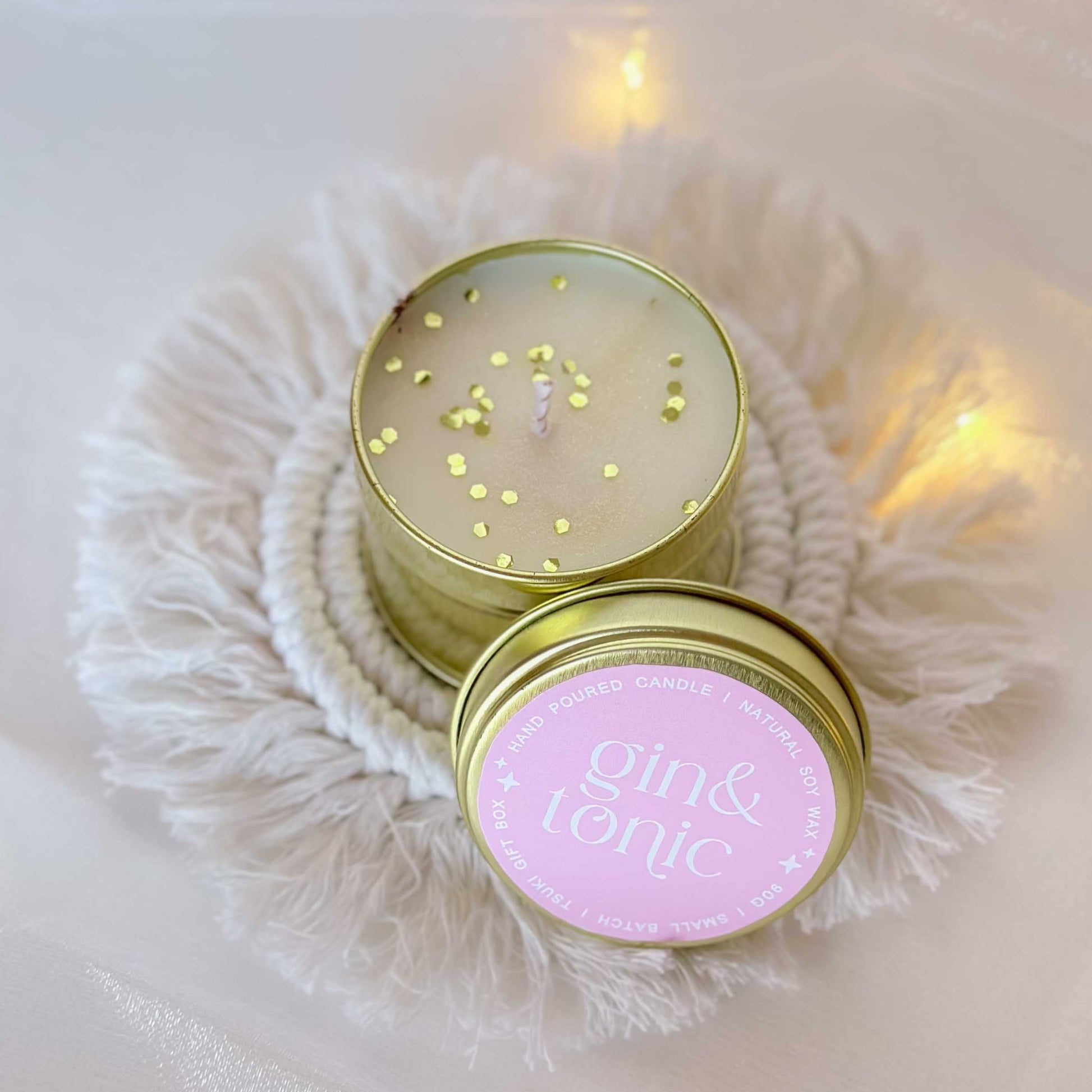 vela de soja artesanal com aroma a gin tonico em lata dourada e com glitter dourado