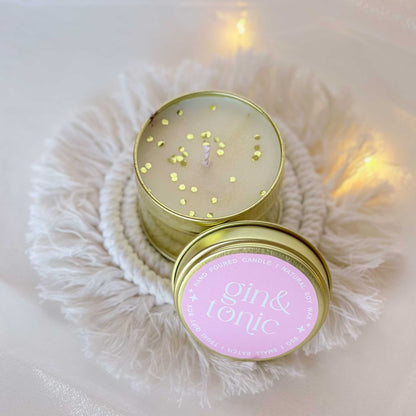 vela de soja artesanal com aroma a gin tonico em lata dourada e com glitter dourado