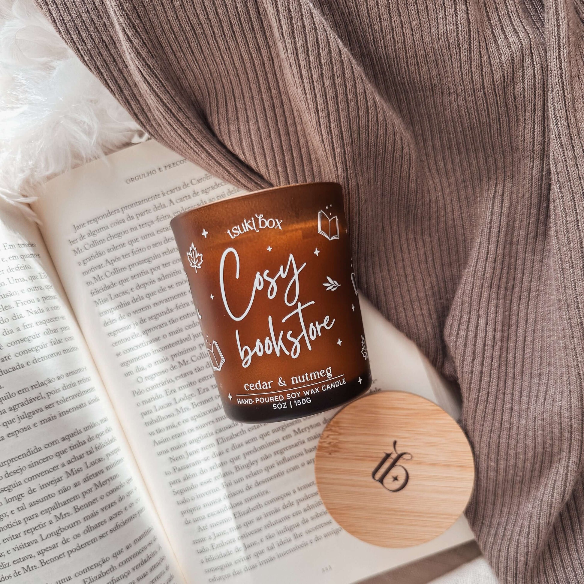 Vela aromática artesanal Cosy Bookstore, feita de soja com aroma a cedar & nutmeg, em frasco de vidro com tampa de madeira.