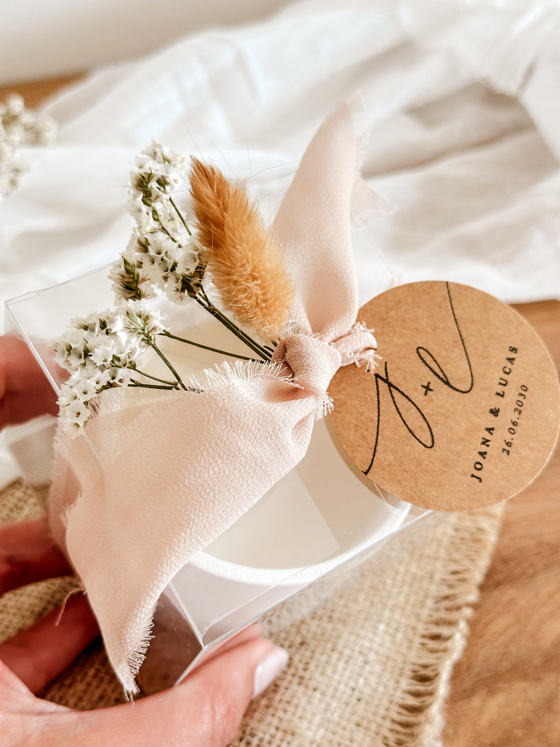 vela lembranca para casamentos, batizados, comunhoes ou eventos corporativos, com flores secas, fita bege, delicado e perfumado