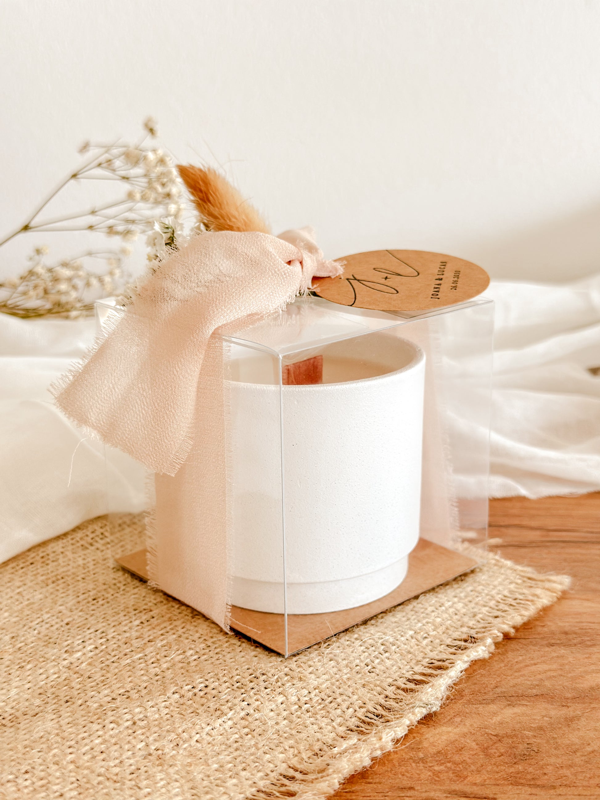vela lembranca para casamentos, batizados, comunhoes ou eventos corporativos, com flores secas, fita bege, delicado e perfumado