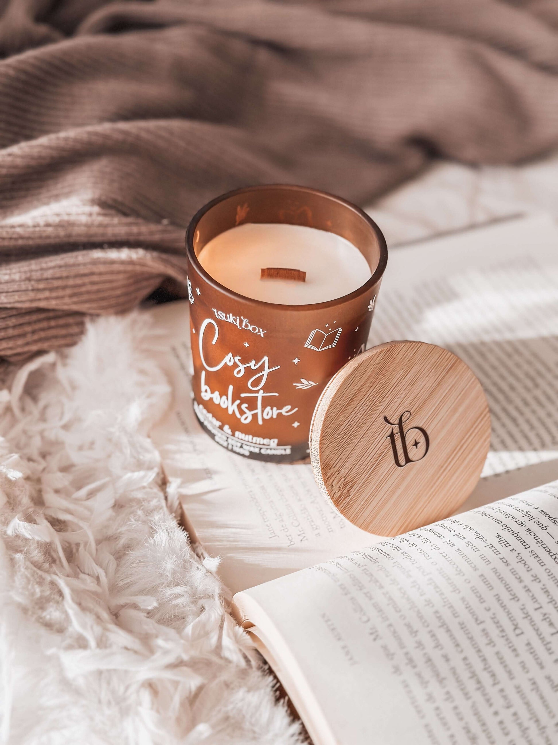 Vela artesanal Tsuki Box, coleção Tsuki Moments, aroma cedar & nutmeg, ideal para presentes e momentos cosy.