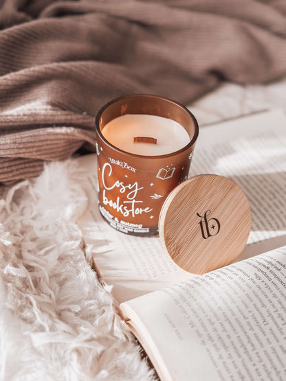 Vela artesanal Tsuki Box, coleção Tsuki Moments, aroma cedar & nutmeg, ideal para presentes e momentos cosy.