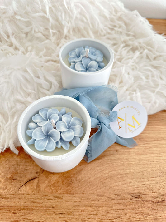 velas de soja decoradas com hortensias azuis em copo de ceramica branco, com fita gaze e etiqueta em foil dourada, para lembrança de casamentos, batizados, comunhoes e eventos corporativos
