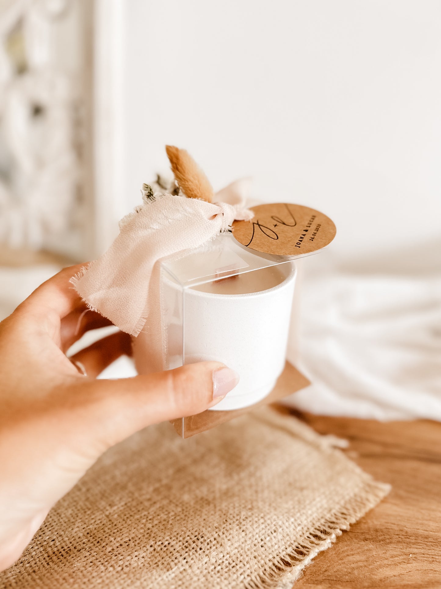 vela lembranca para casamentos, batizados, comunhoes ou eventos corporativos, com flores secas, fita bege, delicado e perfumado