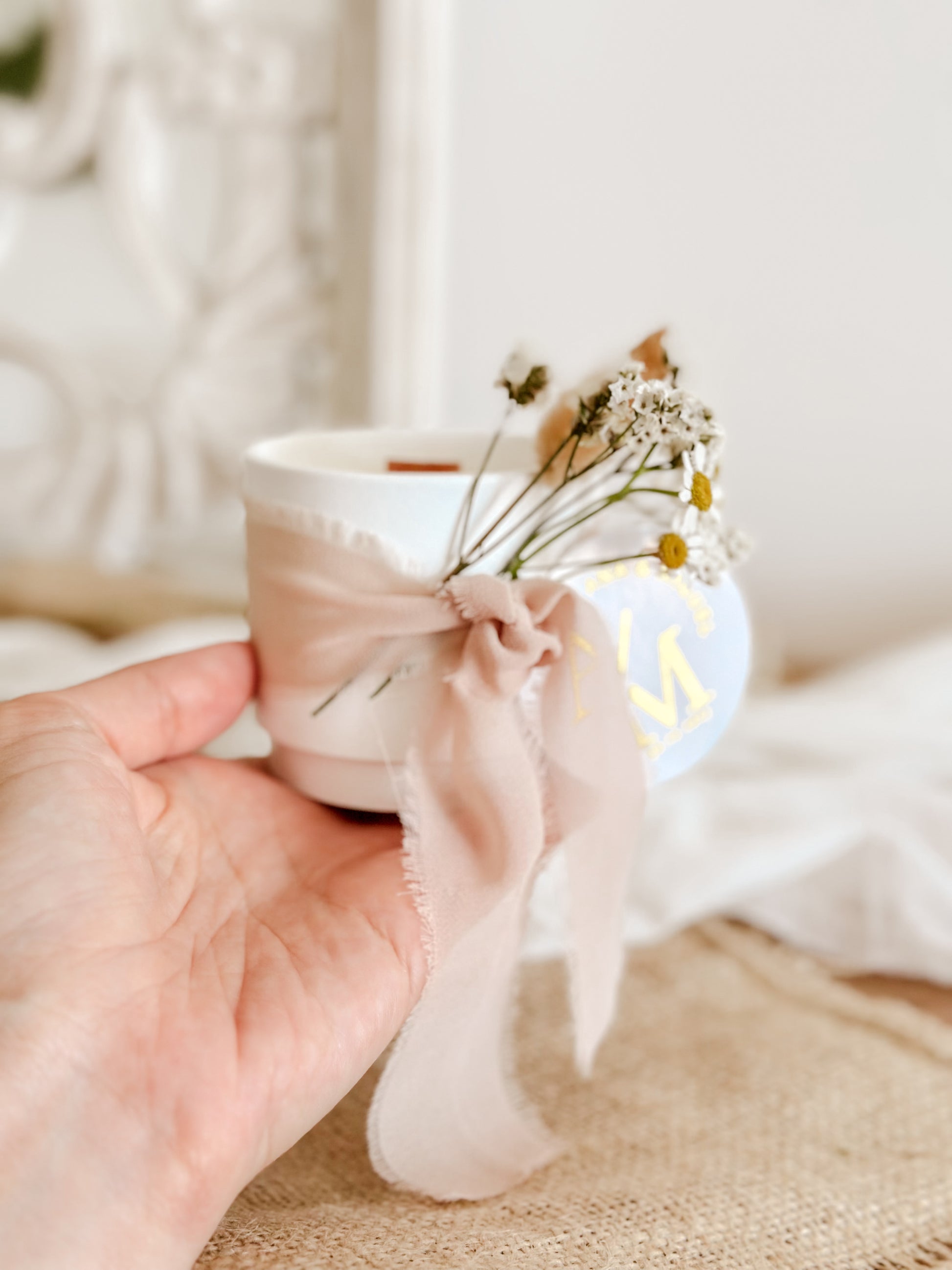 vela lembranca para casamentos, batizados, comunhoes ou eventos corporativos, com flores secas, fita bege, delicado e perfumado