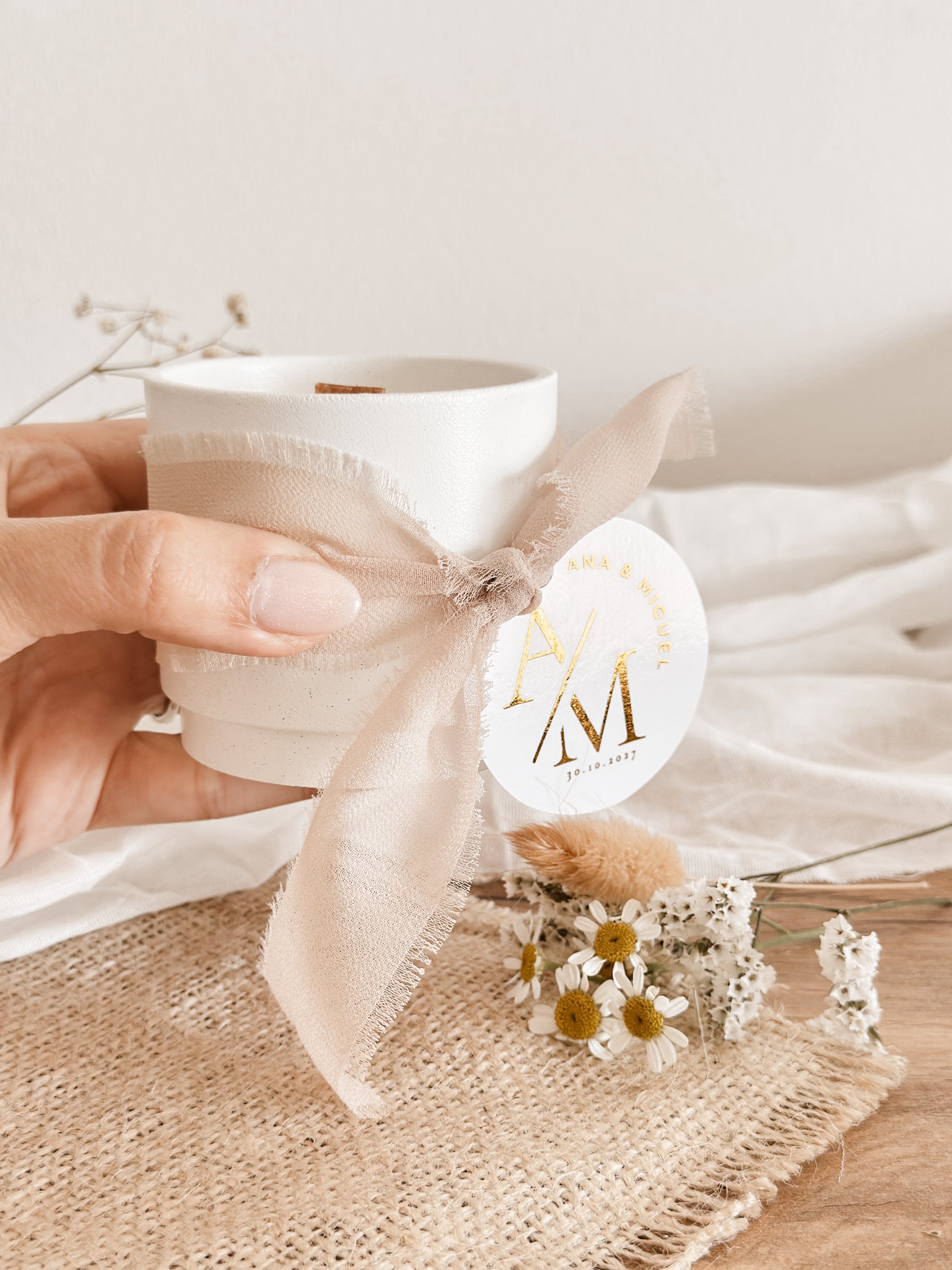 vela lembranca para casamentos, batizados, comunhoes ou eventos corporativos, com flores secas, fita bege, delicado e perfumado