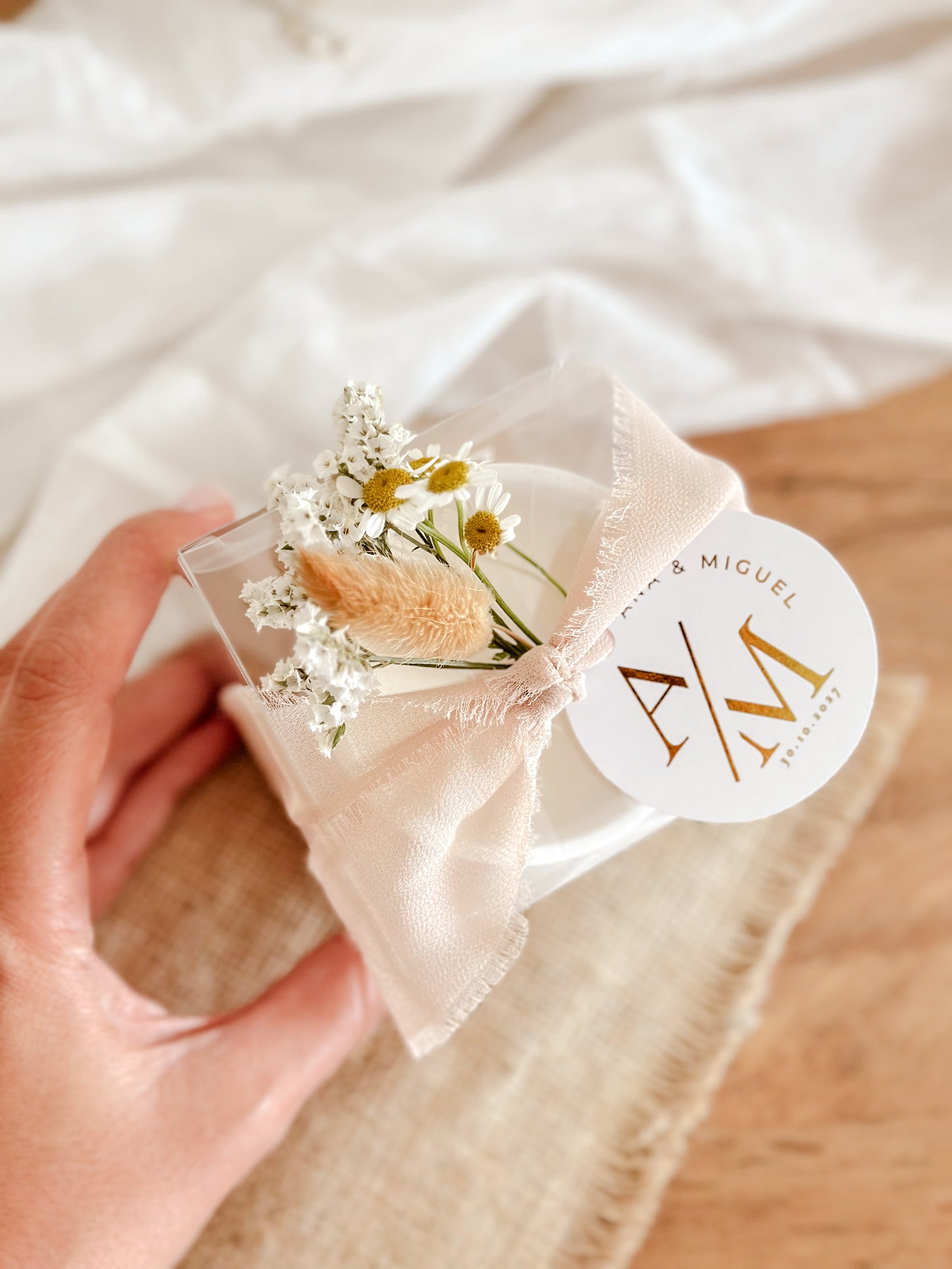 vela lembranca para casamentos, batizados, comunhoes ou eventos corporativos, com flores secas, fita bege, delicado e perfumado