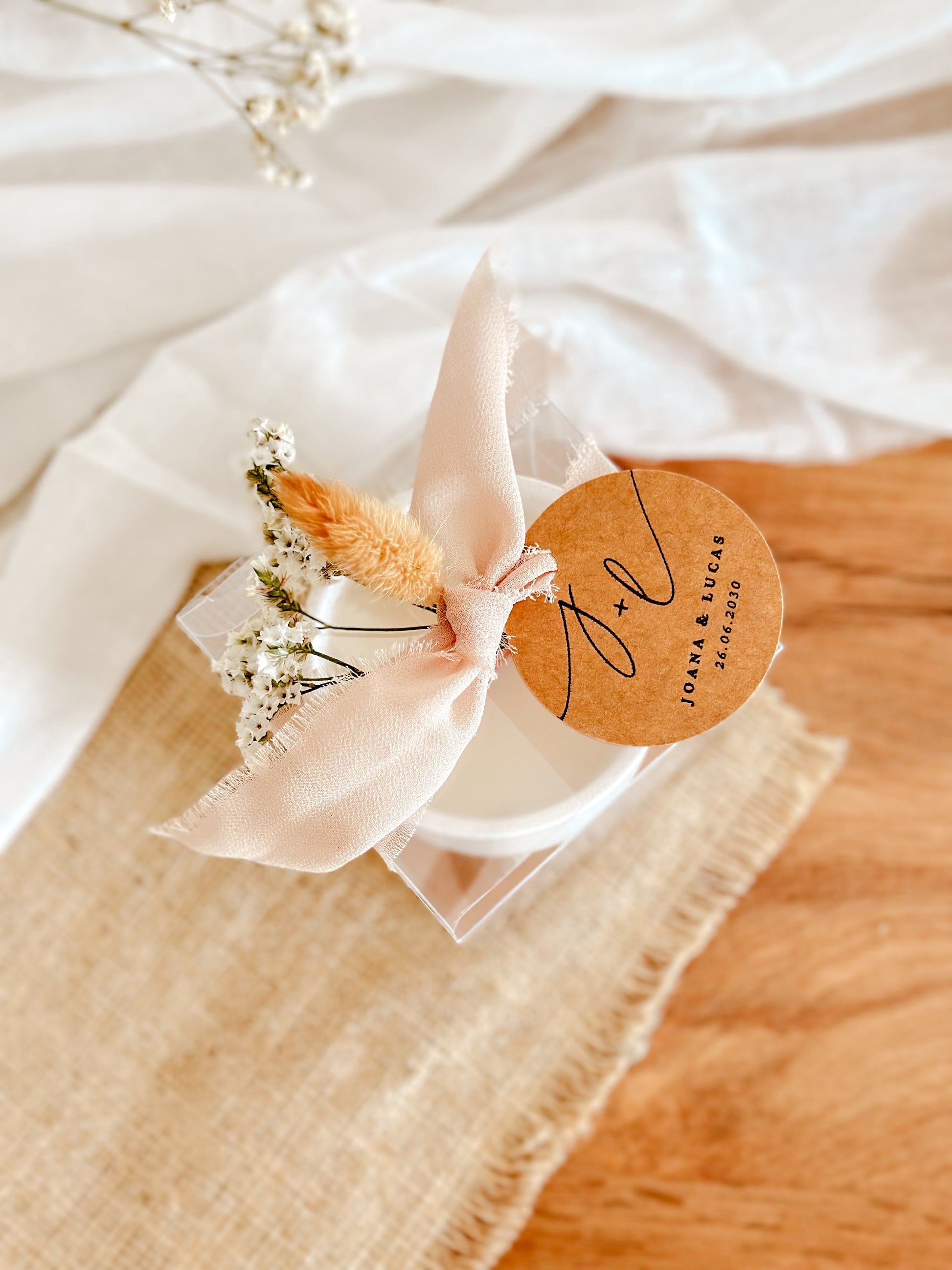 vela lembranca para casamentos, batizados, comunhoes ou eventos corporativos, com flores secas, fita bege, delicado e perfumado