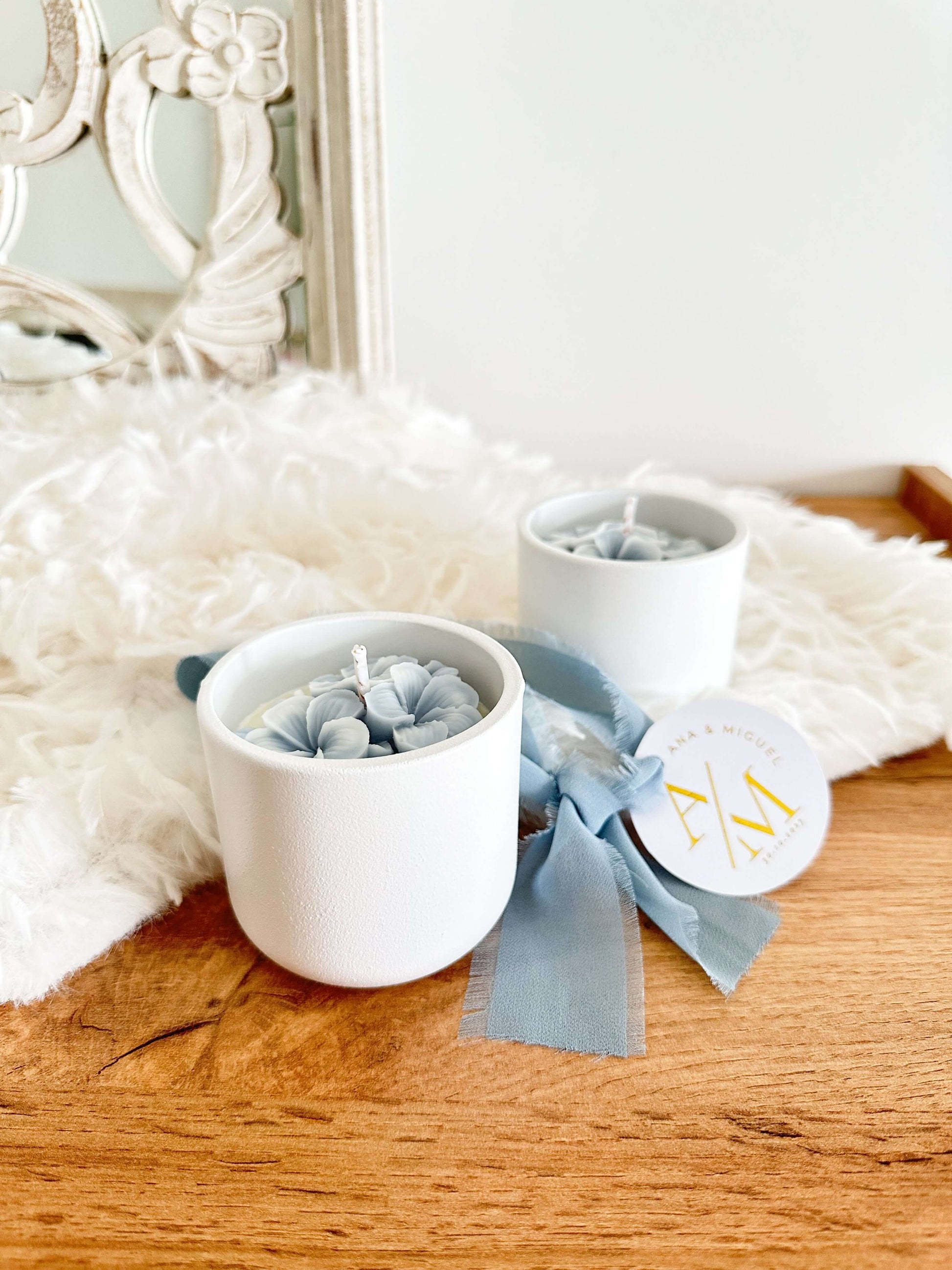 velas de soja decoradas com hortensias azuis em copo de ceramica branco, com fita gaze e etiqueta em foil dourada, para lembrança de casamentos, batizados, comunhoes e eventos corporativos